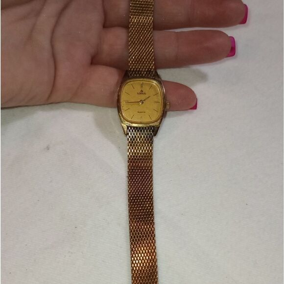 Vintage Gold Lorus watch with a Singapore dial, great condition main image 2